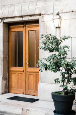 Photo of beautiful doorway in Paris, France